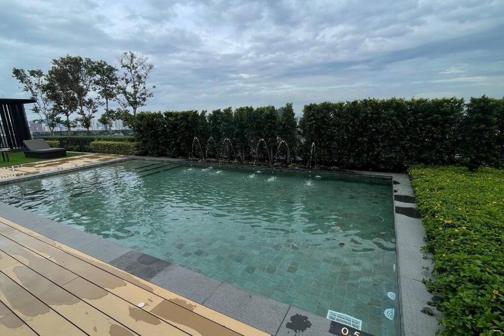 Beacon Suites With Infinity Pool At Georgetown By Wl Esterno foto
