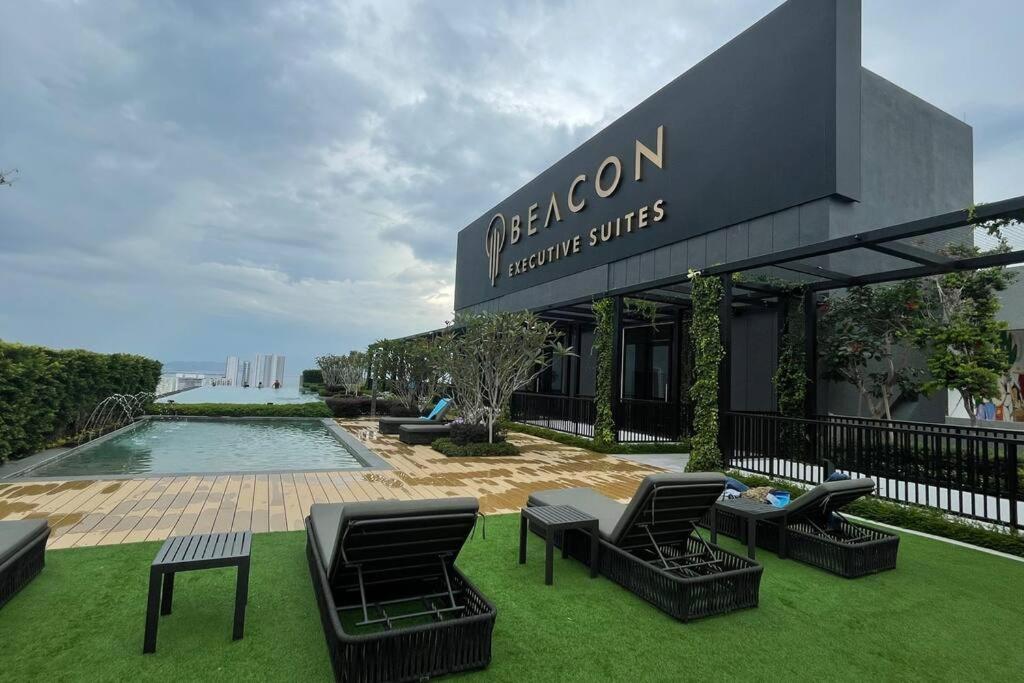 Beacon Suites With Infinity Pool At Georgetown By Wl Esterno foto